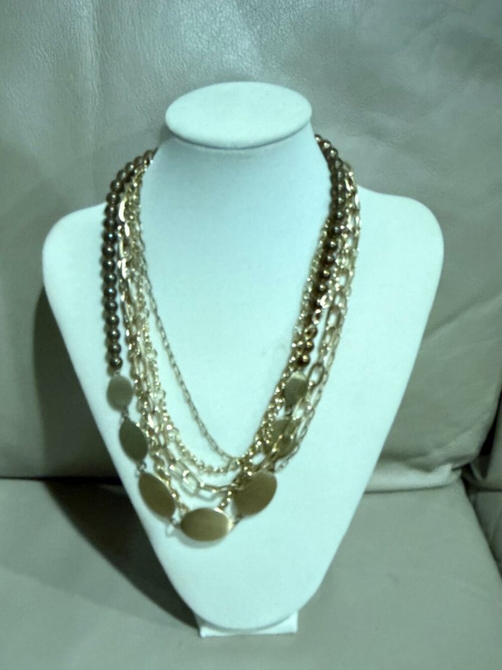 Vintage "C1946" costume/fashion necklace (Preowned)